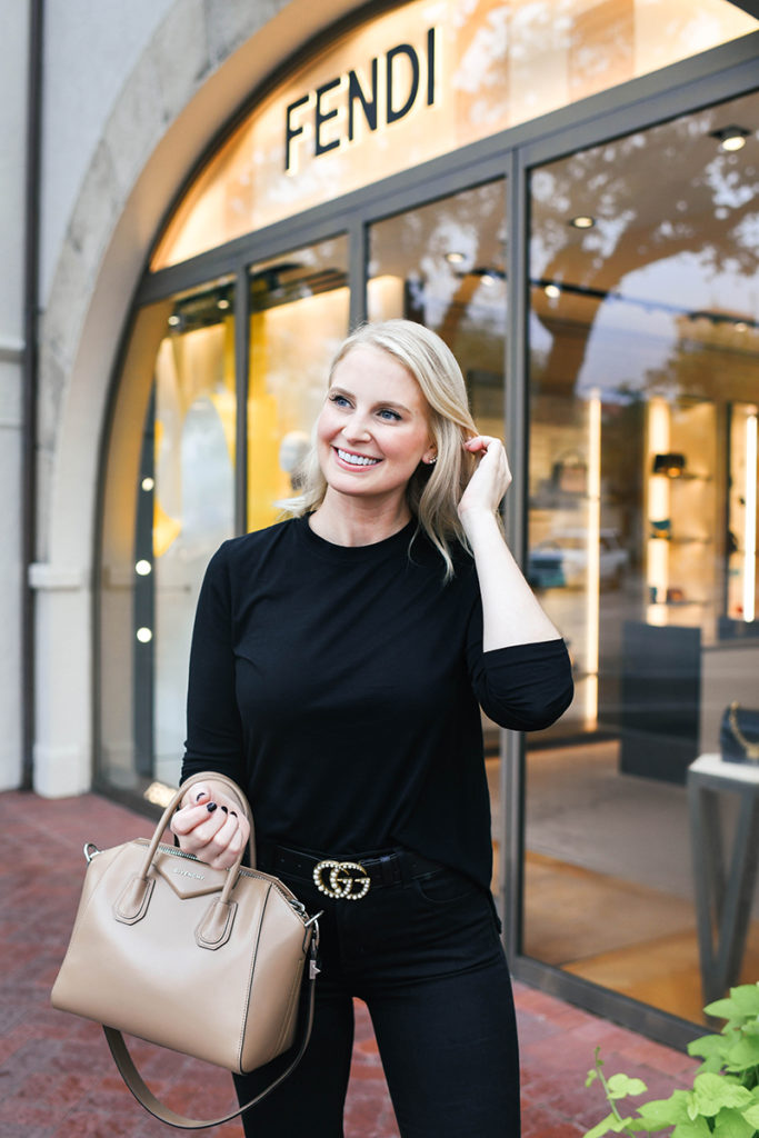 All Black Outfit with Neutral Accessories for Fall